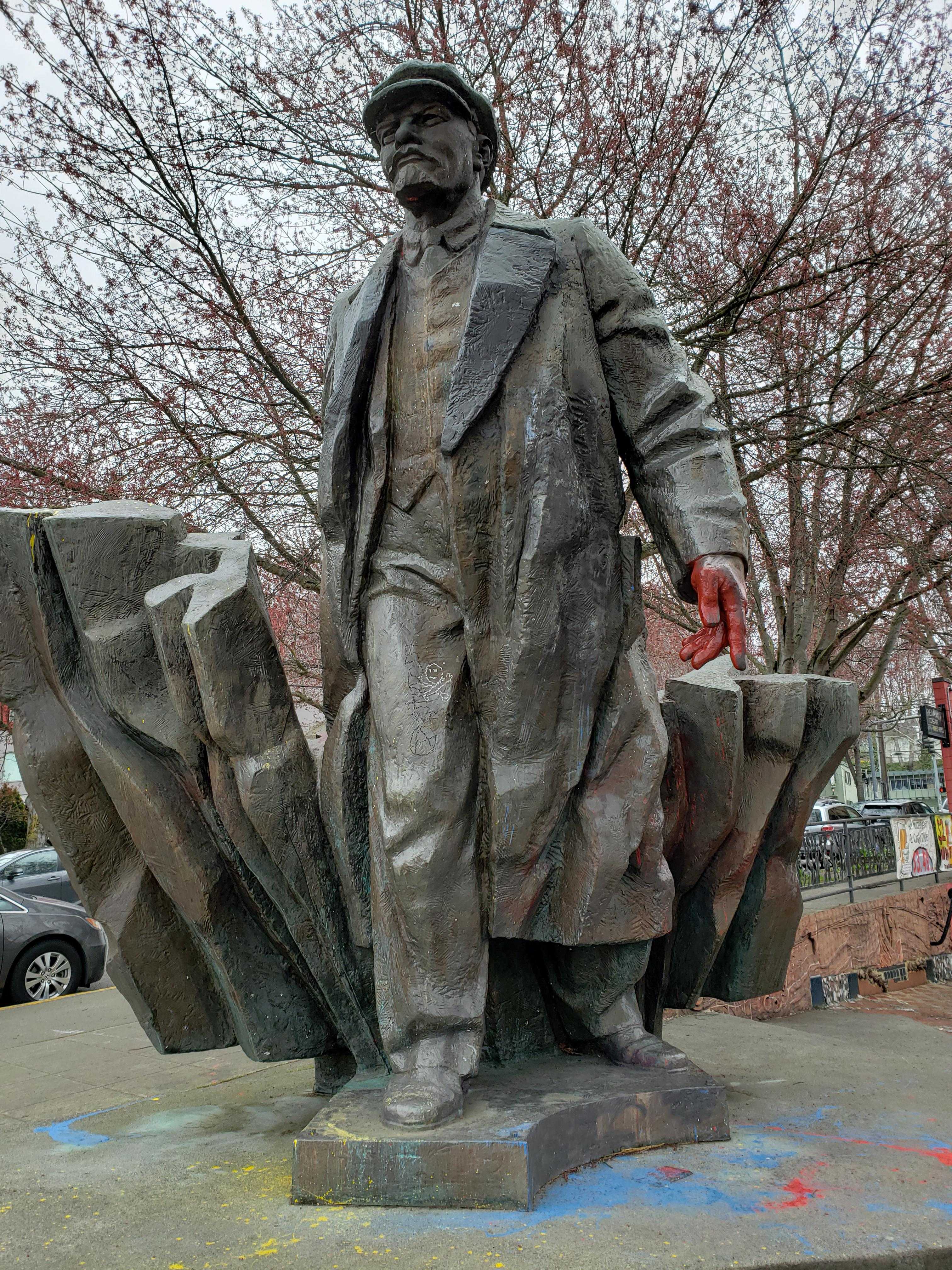 there is a statue of a man with a hat and coat