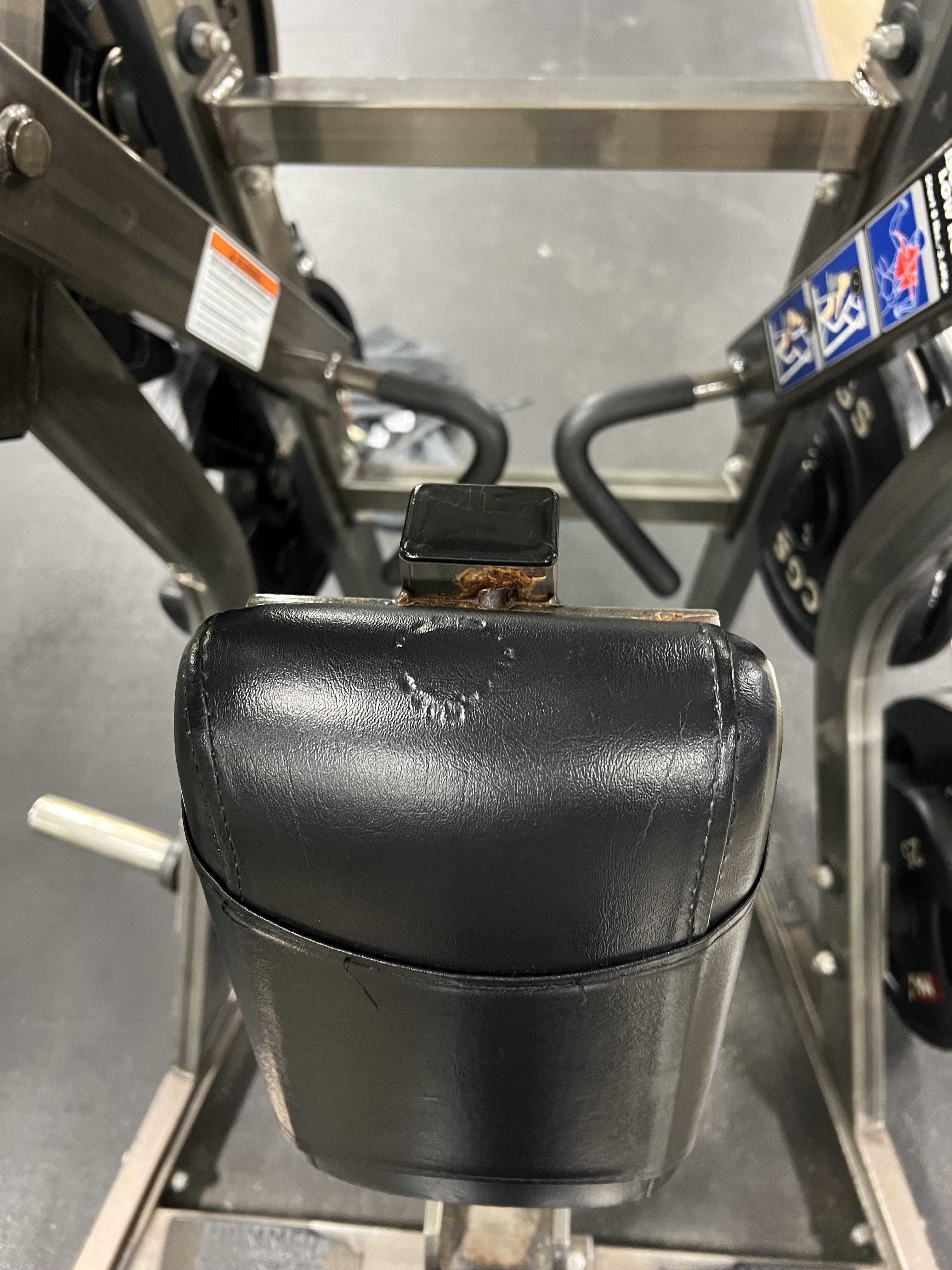 there is a black seat on a motorcycle with a handlebar