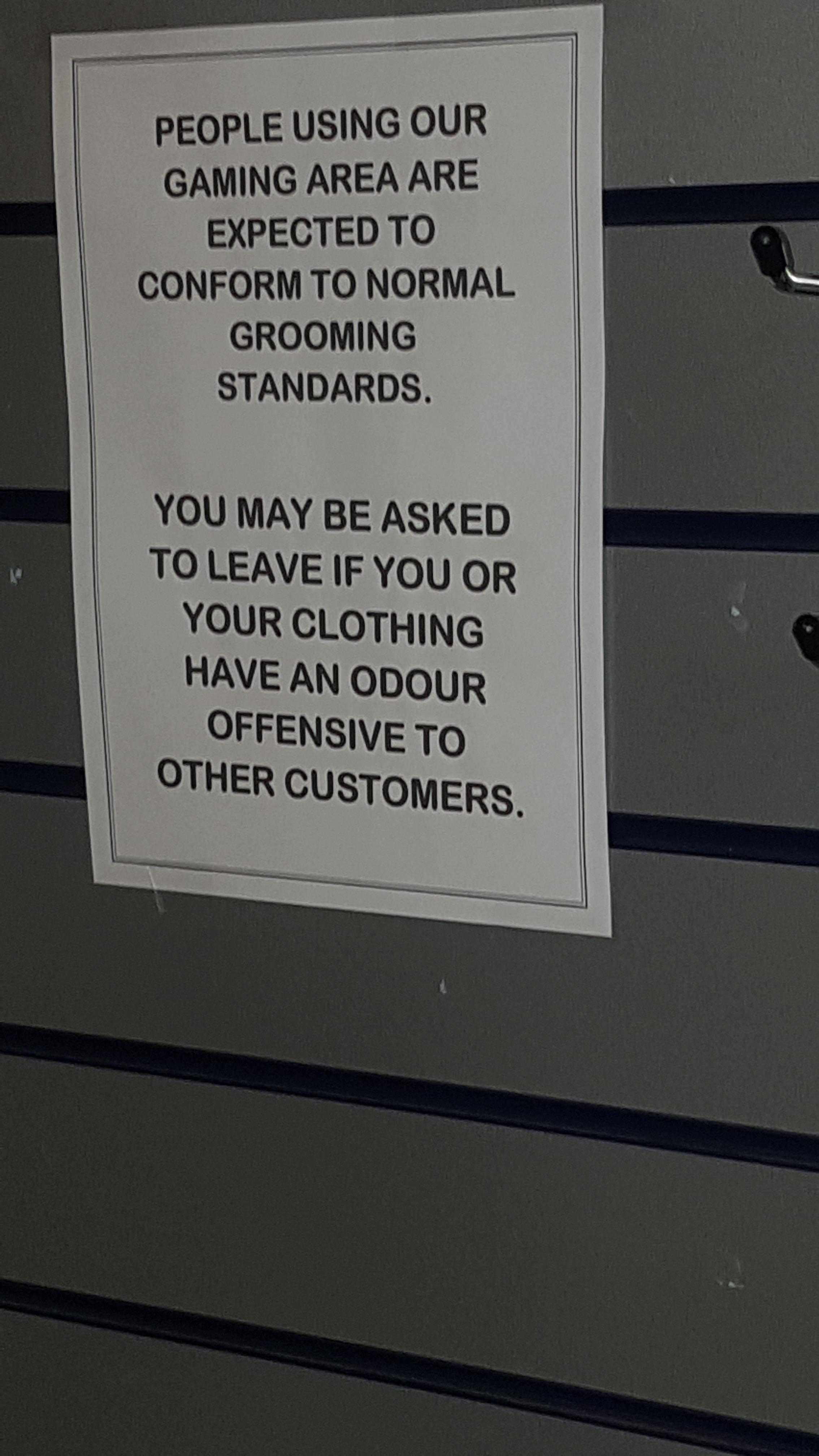 there is a sign on the door of a store telling people to use the toilet