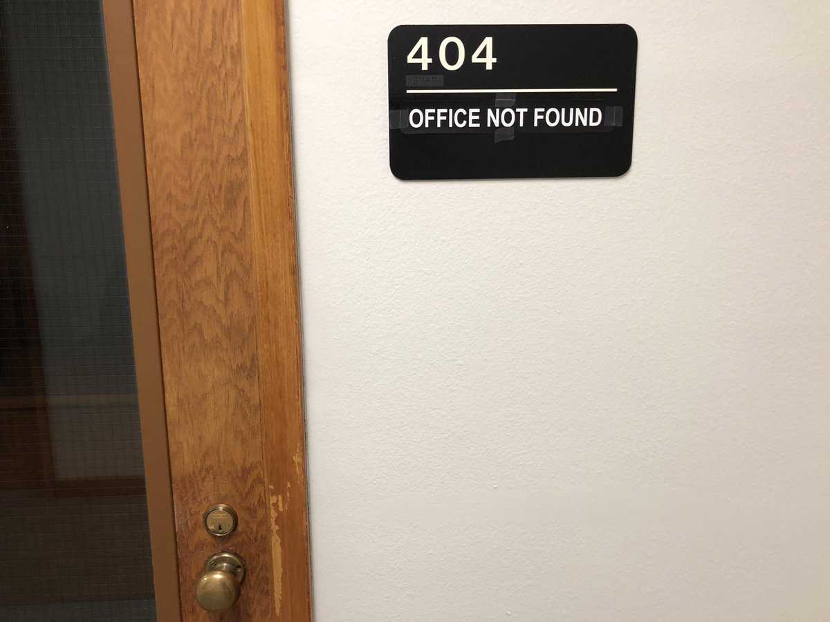 there is a sign on the door of a building that says 404