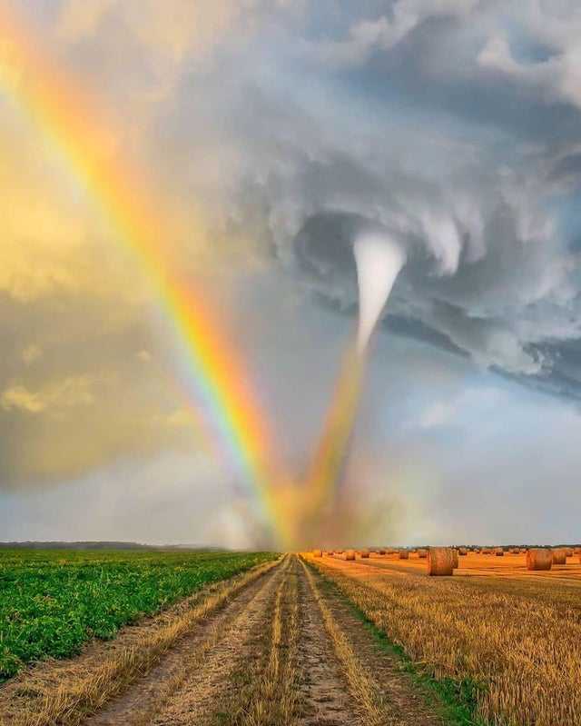 rainbow appears to be in the sky over a field