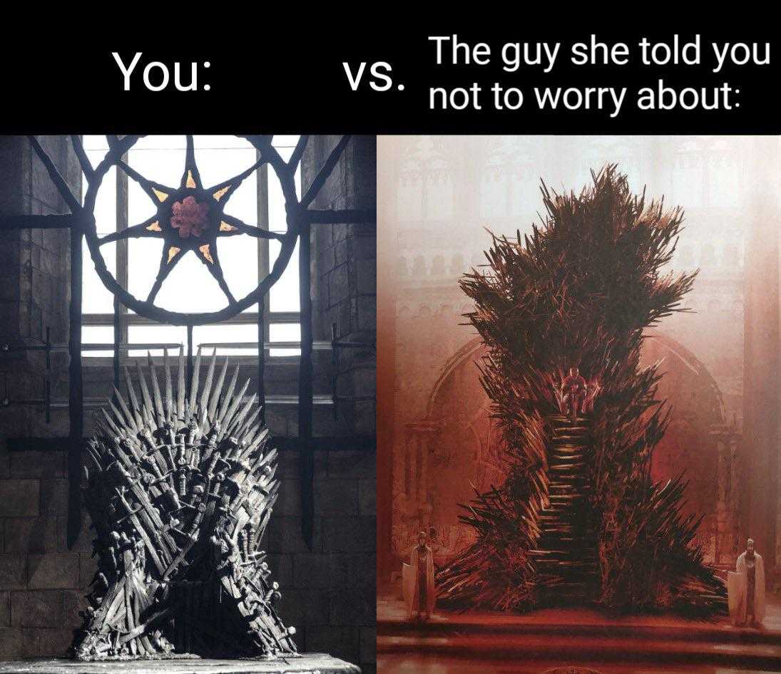 there are two pictures of a throne and a chair in the same picture