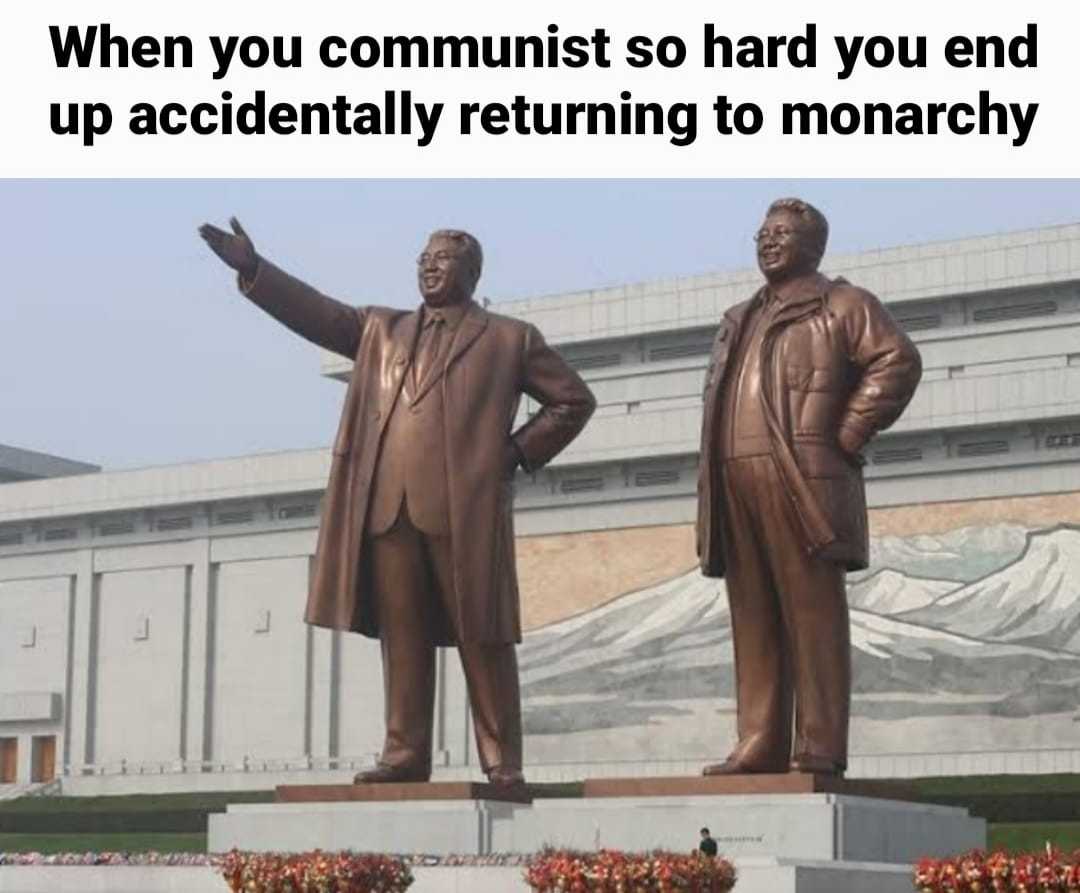 there are two statues of men standing next to each other