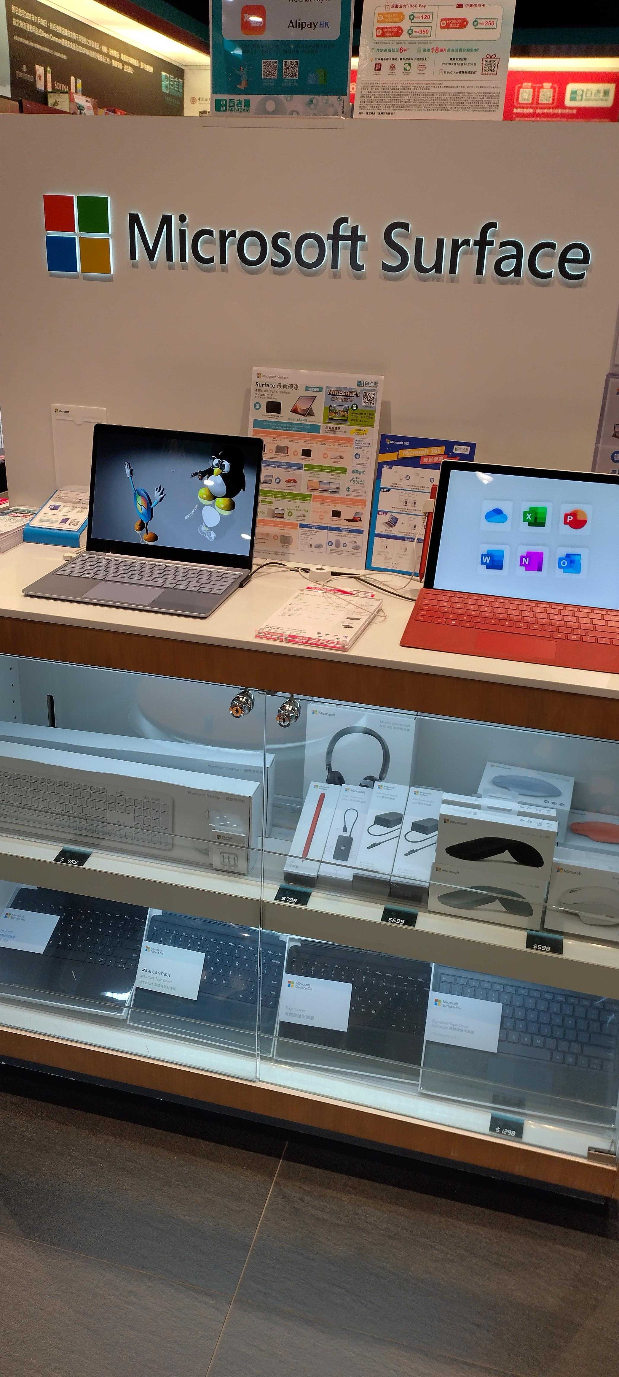 there are many different types of computers on display in a store