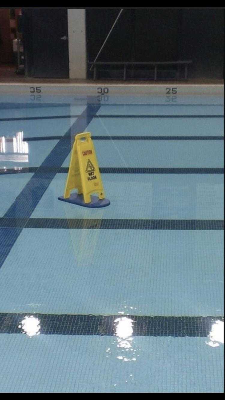 there is a wet sign on the floor of a swimming pool