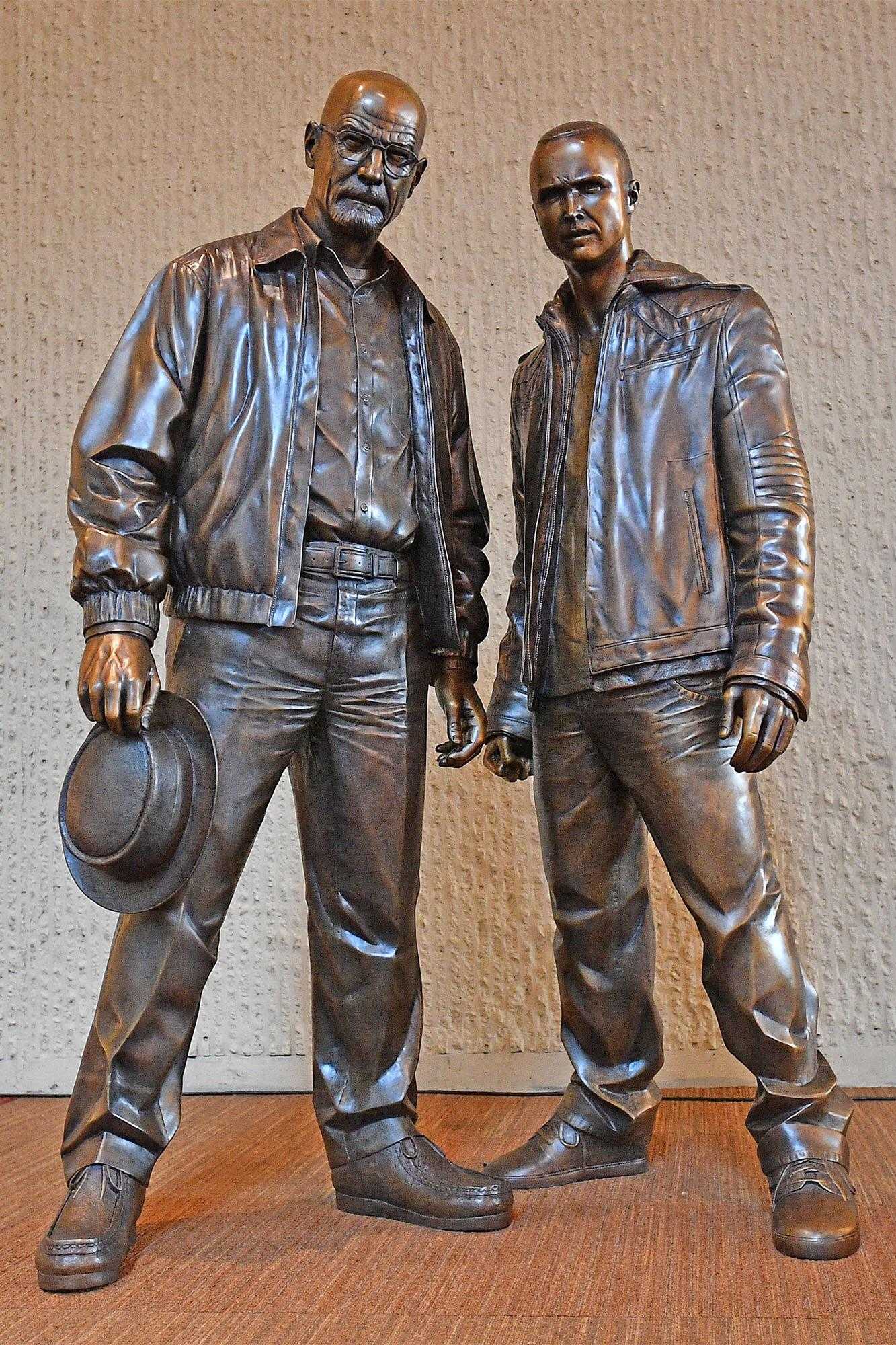 there are two statues of men standing next to each other