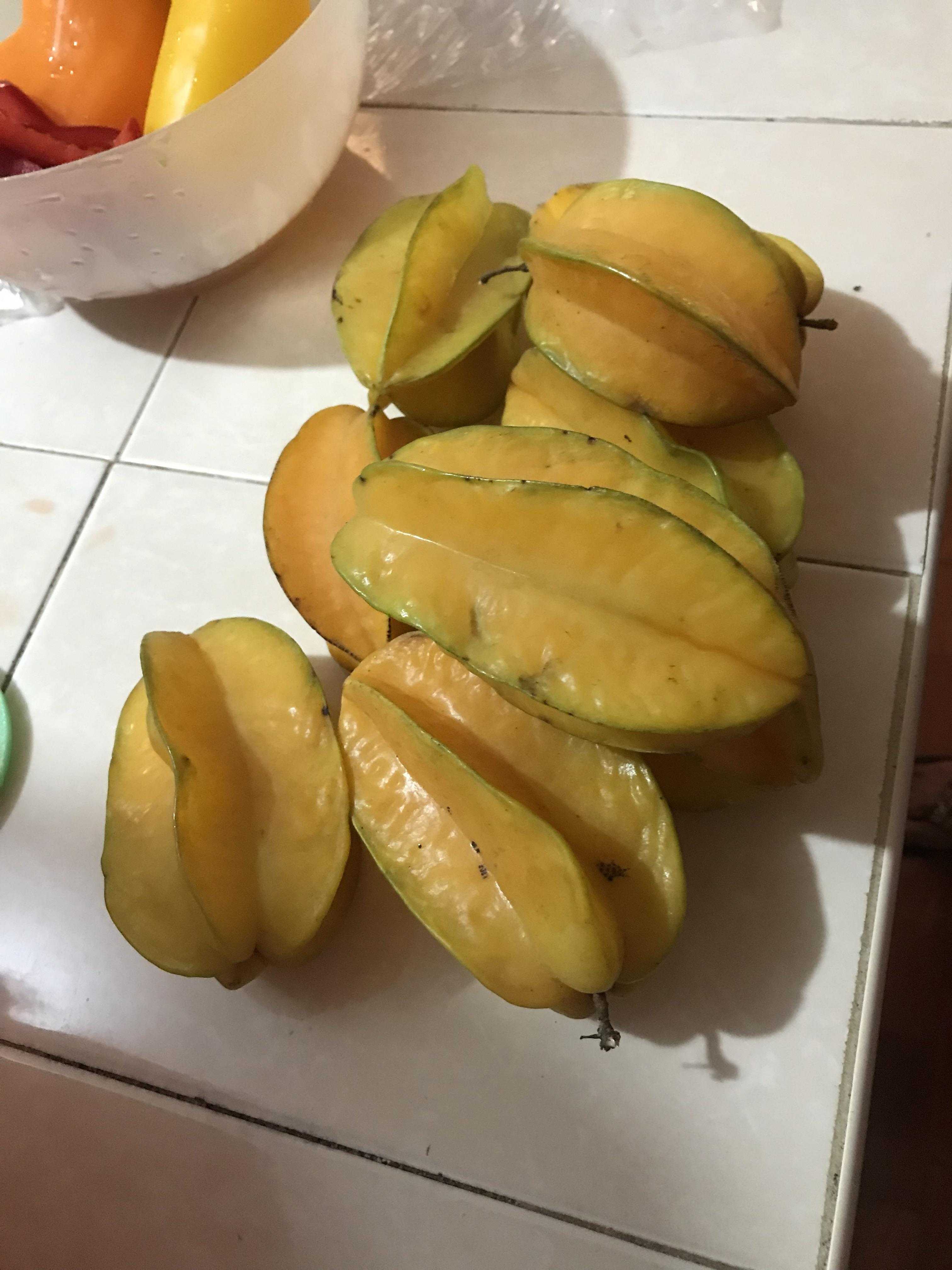 there are many pieces of fruit on the counter next to a bowl of fruit