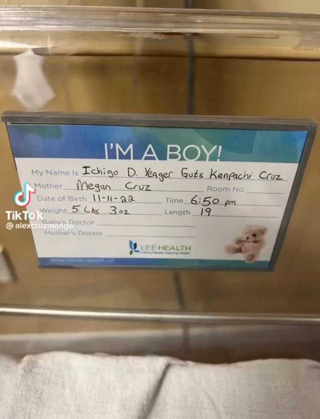 there is a sign that says i ' m a boy on it